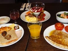 おはようございます
ほんとに、このホテルは朝食が美味しいです
焼きたてワッフル、クレープ、機械で絞る生オレンジジュース♪

お腹も満足でブリュッセル市内観光に行ってきます！