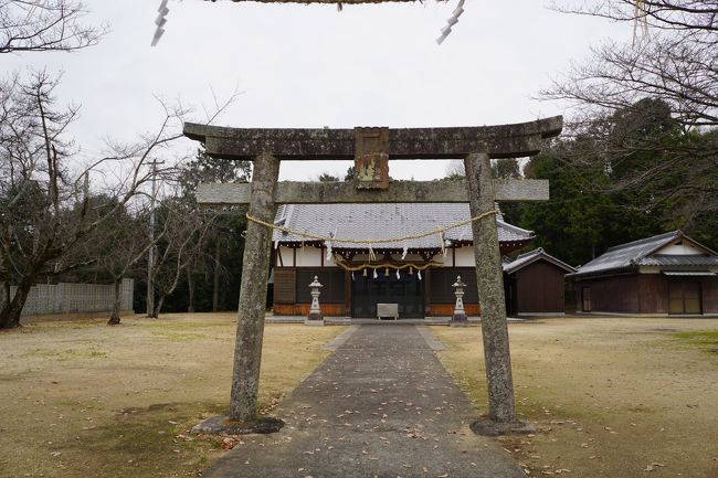 そして、満濃池の駐車場の周囲に何かないかなあと探したら、神野神社というのがありました。駐車場から少し高台に上がった場所。<br />満濃池の守護神として奉斎され、延喜式内讃岐二十四社の一つにかぞえられた古社ということですが、今の姿はちょっと粗末なもの。しかし、満濃池の歴史とともにあった神社ではあるようです。