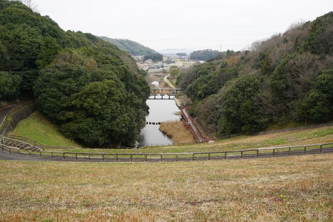 香川県最大の溜池、満濃池は金倉川をせき止めて造られたもの。満濃池の堤防から再び流れ出す金倉川はここから金比羅さんの脇、琴平町内から丸亀平野を通って、瀬戸内海に注ぎます。満濃池と金倉川はセットで丸亀平野の灌漑に資してきたということかと思います。