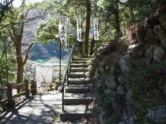 旅館の裏に神様が祀ってあったので帰りにお参りしました。