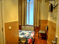 １階(日本の２階)のバスルーム付のシングルルームで1泊47.5ユーロ(\6175)。

チェックイン時に宿代を支払おうとすると、受付の男は、必要ない、みたいな素振りを示します。どうやらチェックアウト時の支払いみたい。

後日、チェックアウトの時にお金を出そうとすると、もう支払いはクレジットで完了している、と言います。そんなはずはないので、ホテル控えのクレジット明細を確認してもらうと、やはりクレジットカード番号と名前が違っていました。
人が私の宿泊代を払ってくれるなんてラッキー、というわけにはもちろんいきませんね。

このホテル、一部改装中でその影響か、フリーWiFiのつながりは不安定でした。