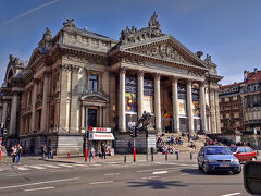 ブルス駅そばにある、1801年にナポレオン・ボナパルトの命により設立され、19世紀後半に建てられた博物館のような構えを見せる「証券取引所」。