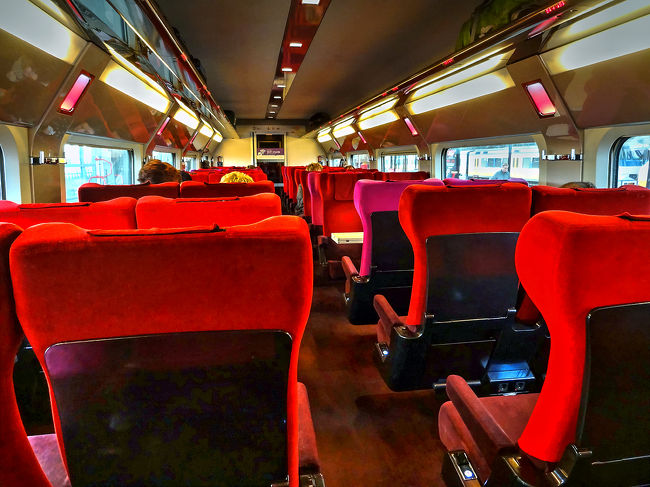 オランダ国鉄のサイトから予約購入したチケットは、57.5ユーロ(\7064)。<br />赤い列車、タリスの車内も赤を基調としたしつらえ。