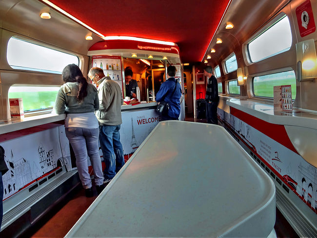 タリスの食堂車(Welcome Bar)。<br /><br />パリが終点のこの列車、車内はフランス語を話す乗客が多くなり、陽気なフランス人団体旅行客の人たちからお裾分けのかなり甘いクッキーをいただきました。