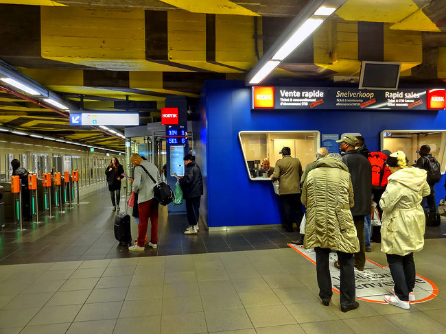 ブリュッセル南駅地階に降りて、KIOSKで1日乗車券(1 day Card)を6ユーロ(\780)で購入。<br /><br />このカードは今までのように使い始めてから24時間利用可能ではなく、その日だけしか使えないのが難点。<br />ここでメトロマップ(地下鉄とトラムの路線図)をもらう。