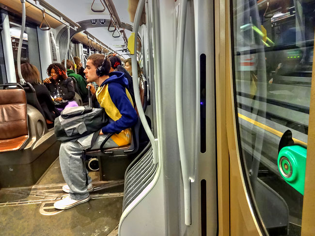 ブリュッセル南駅からプレメトロ3号線に乗って、宿近くのAnneessens駅へ向かいます。<br />けっこう幅の狭い車両で、降りるときは写真右端の緑色のボタンを押してドアを開ける。