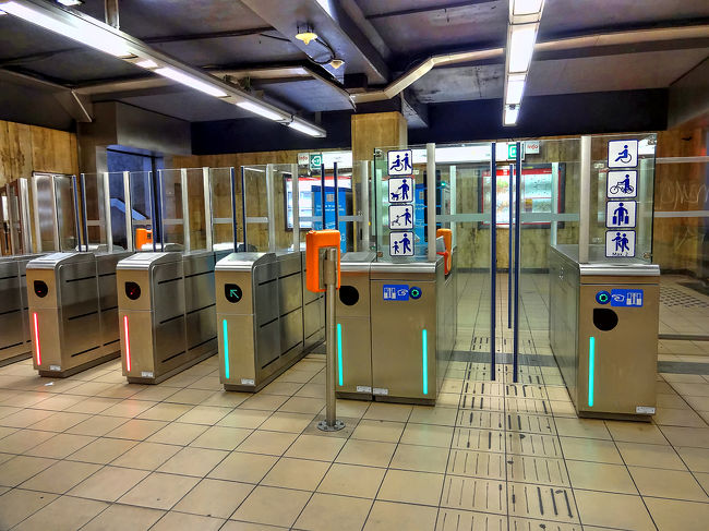 Anneessens駅の自動改札口。<br /><br />入るときは乗車券をオレンジ色の機械に通し、出るときは自動で扉が開く。