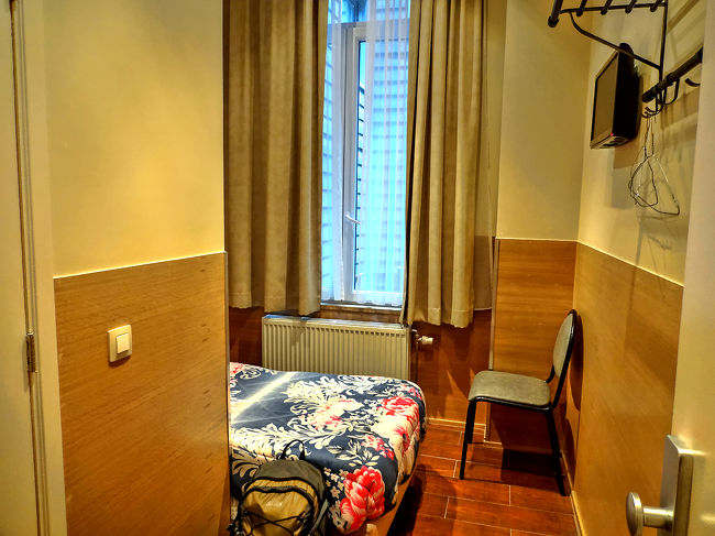 １階(日本の２階)のバスルーム付のシングルルームで1泊47.5ユーロ(\6175)。<br /><br />チェックイン時に宿代を支払おうとすると、受付の男は、必要ない、みたいな素振りを示します。どうやらチェックアウト時の支払いみたい。<br /><br />後日、チェックアウトの時にお金を出そうとすると、もう支払いはクレジットで完了している、と言います。そんなはずはないので、ホテル控えのクレジット明細を確認してもらうと、やはりクレジットカード番号と名前が違っていました。<br />人が私の宿泊代を払ってくれるなんてラッキー、というわけにはもちろんいきませんね。<br /><br />このホテル、一部改装中でその影響か、フリーWiFiのつながりは不安定でした。