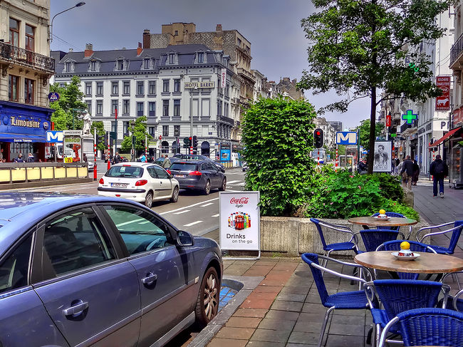 ホテル前のモーリス・ルモニエ通りあたりは、イスラム系の人たちが多く住んでいるようです。<br /><br />写真左手のプレメトロ「Anneessens駅」入り口前に、地元民ご用達のローカルなパブがあったので入ってみました。