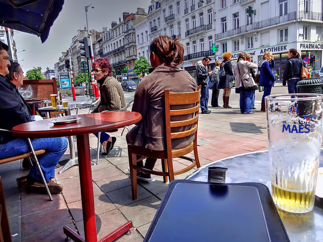 こんな小さな店にもフリーWiFiがあるのには驚きましたが、パスワードがなんと26桁もあるのにまたまた驚き。<br /><br />やたらと長ったらしいパスワードを打ち込んで、ネクサス7を使っていると、左にいたメガネのおばちゃんが、「こんなところでそんなのを出してたら取られるよ」と2度ほど注意しに来ました。<br />デンジャラス、という言葉からたぶんそんなことを言っていたのだと思います。<br />この辺りの治安、あまりよくないのかな。