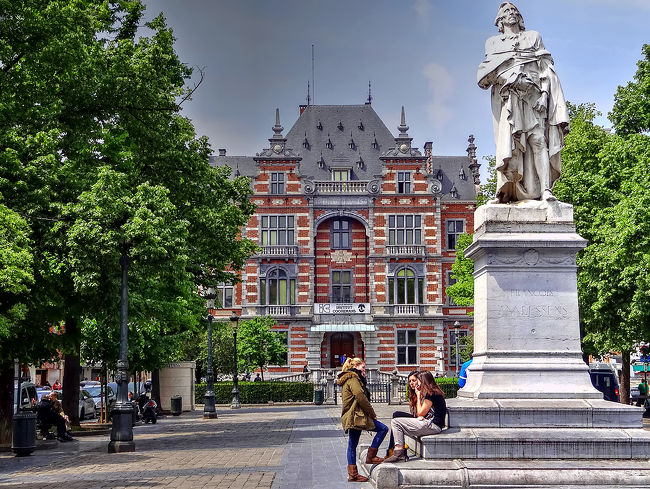 「Hotel Barry」前にある「アネッサンス広場」。