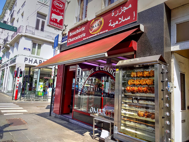 ローカルなパブの向かいでは、店の前でチキンがくるくると回りながらあぶり焼きされている、なんとも食欲をそそる光景が。