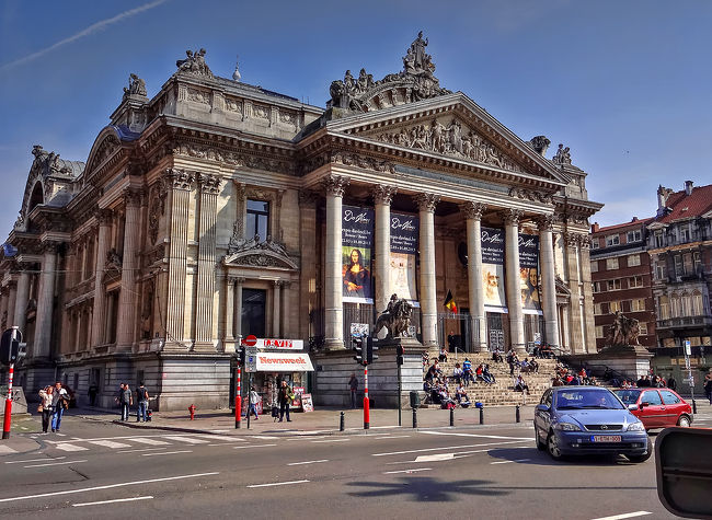 ブルス駅そばにある、1801年にナポレオン・ボナパルトの命により設立され、19世紀後半に建てられた博物館のような構えを見せる「証券取引所」。