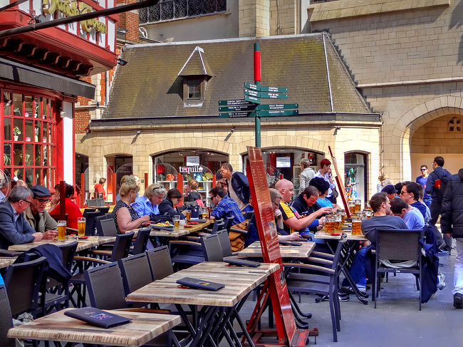 証券取引所のすぐ近くにある「グラン・プラス」の方へ歩いていくと、広場近くのレストランでは、特大のジョッキで生ビールを飲む人たちの姿が。<br />さっきローカルパブで飲んだビールの4、5杯分は入りそうな感じ。