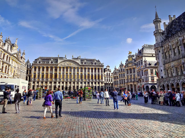 市庁舎、ギルドハウス、ブラバン侯爵の館、王の家などの歴史的建造物に囲まれた、縦約110m、横約70mの、世界で最も美しいと言われることもある石畳の広場。