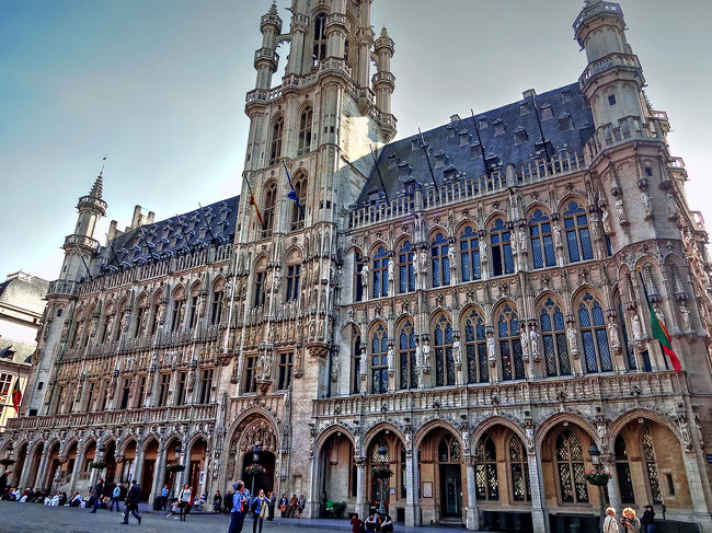 15世紀に建造された96mの塔を持つ市庁舎。