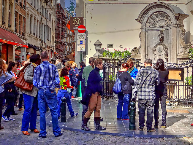 そしてお馴染みの元祖・小便小僧。<br />身長56cmの小さなブロンズ像で、1619年に作られた本物は1960年代に紛失してしまい、現在のはレプリカとのこと。<br />そのあまりの小ささに拍子抜けし、世界三大がっかりの一つと揶揄されています。<br /><br />ビール会社のイベントの際には、水の代わりにビールを出して、みなに振舞われることもあるとか。さすがビール大国ベルギーらしいイベントではありますが放尿を模したビールを飲むとは、苦笑いさせられます。