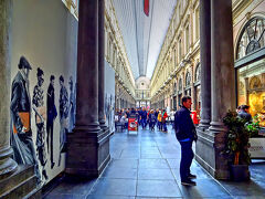 「ギャルリー・サン・チュベール」。
160年前に、16世紀のイタリアの宮廷建築を参考に作られたという高級志向のショップが連なる全長210mのアーケード。