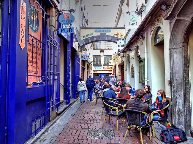 「Delirium Cafe」の路地のテーブルで憩う人たち。<br />この奥の右手に「小便少女」の像がありました。