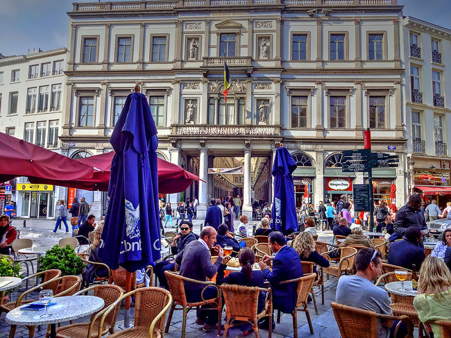 「ギャルリー・サン・チュベール」入り口にあるカフェ・レストランで飲食を楽しむ人たち。