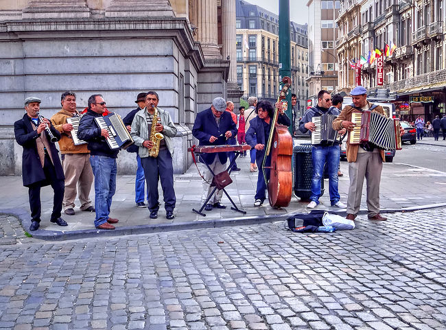 グラン・プラス近くの街角で演奏して小銭を稼ぐ、街の楽隊。<br /><br />＜街の楽隊＞<br />https://www.youtube.com/watch?v=EC_I5GG_qOk