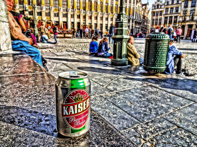 「王の家」の前に座って、近くのスーパーで買った缶ビールを飲みながら一休み。