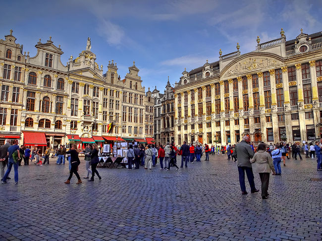 写真右手は「ブランバン侯爵の館」、左手にはギルド(各種同業組合)の建物。