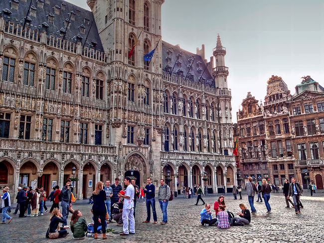 グラン・プラス広場の石畳のそこかしこに座り込んでくつろぐ人たち。