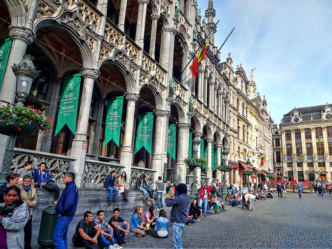 王の家(市立博物館)前には、座り込んでひと時を過ごす人たちがいつもいっぱい。