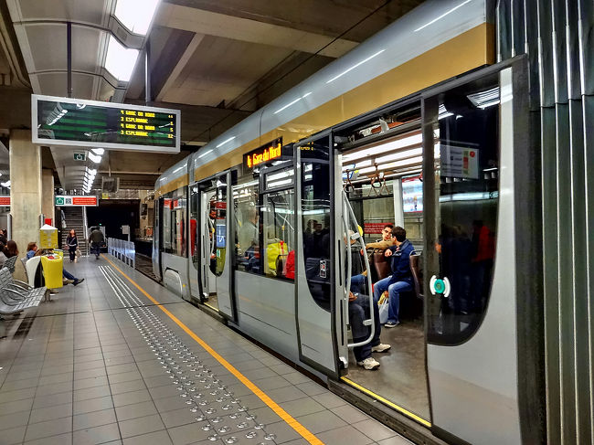 ブルス駅の4号線に乗って宿へ戻ります。