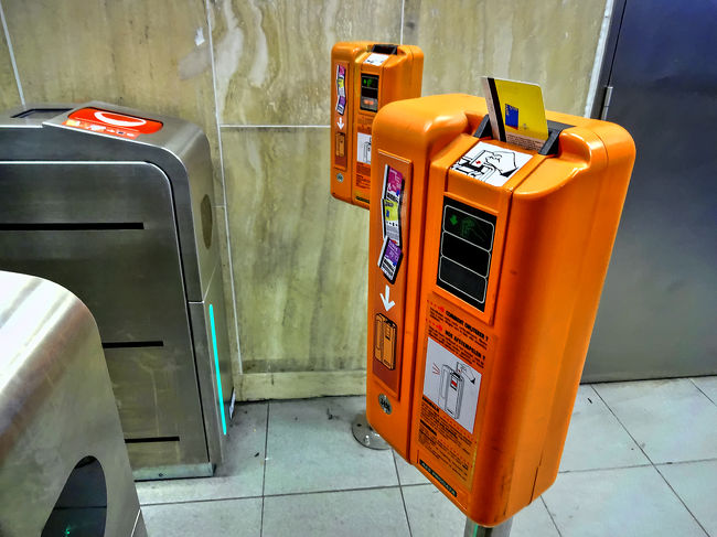 地下鉄の改札口の機械に、1日乗車券のカードを通して改札を抜ける。