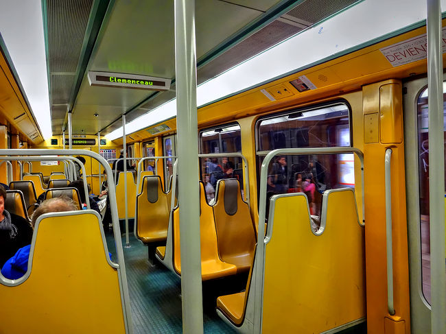 地下鉄2号線に乗り、ルイーズ駅へ向かいます。