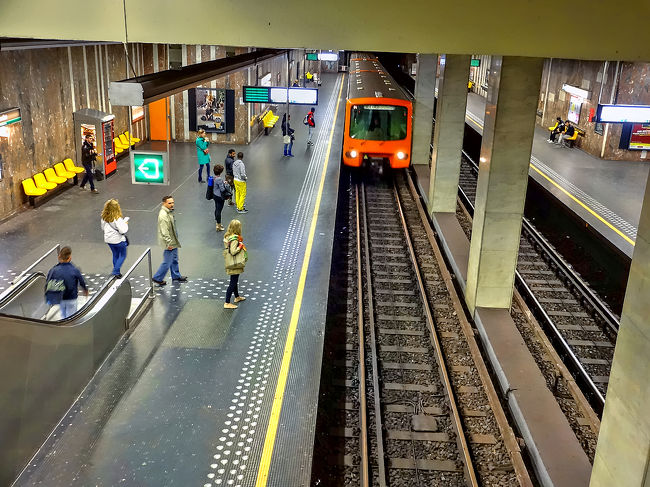 地下鉄ルイーズ駅。