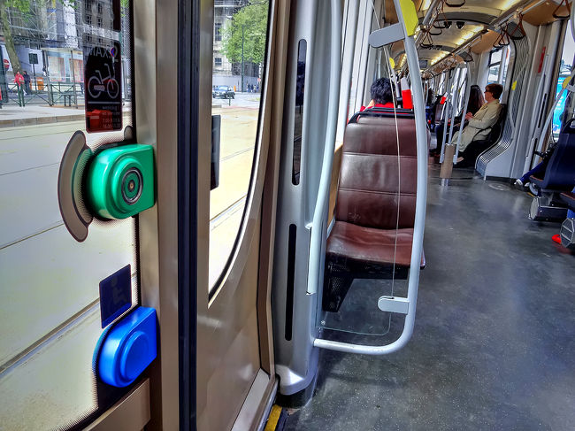 降りるときは、緑色のボタンを押してドアを開ける。青は何なのかな。