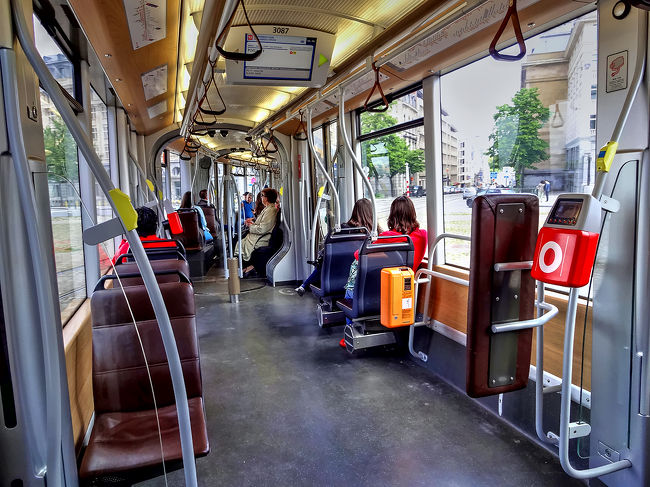 路面電車(トラム)の車内。<br />乗車券の打刻をしなかったけど、この赤い機会にカードをかざすのだろうな。