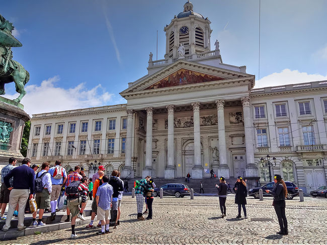 レジャンス通りを歩いて、ロワイヤル広場に来ました。<br />広場にある聖ヤコブ教会の建物。