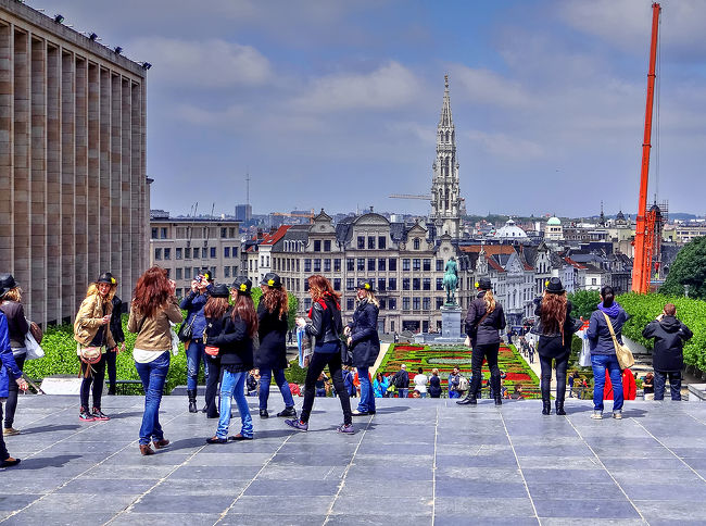 階段下に「モン・デ・ザール庭園」、そしてその向こうにグラン・プラスの市庁舎の塔が見えてきました。