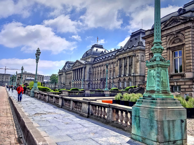 ロワイヤル広場近くにある王宮。