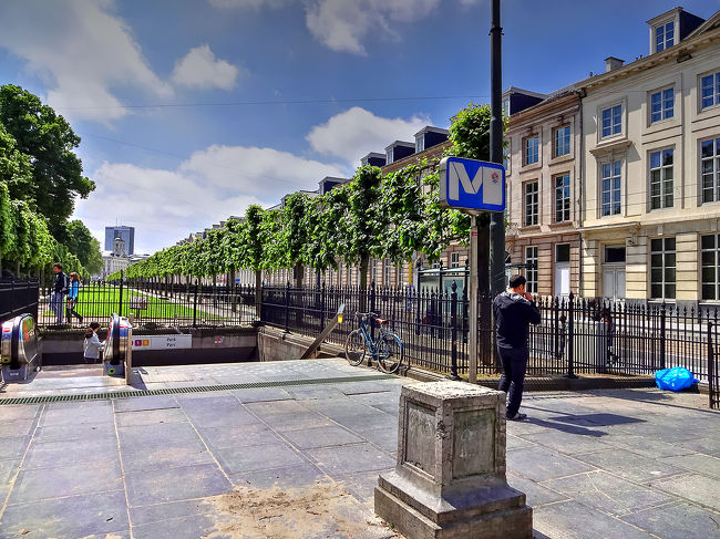 ブリュッセル公園そばのパルク駅から地下鉄に乗って宿の方へ戻ります。