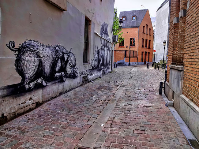 旧市街の路地を歩いているときに見かけた、イノシシの壁画アート。<br />今にも飛び出してきそう。