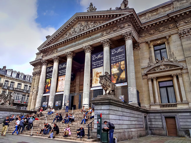 1870年頃に建造された重厚な構えを見せる証券取引所の前を歩いて、スーパー「デレーズ」へ向かいます。