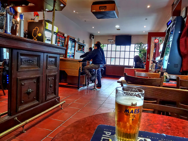 19時過ぎ、ホテル近くの例のパブに入って、１杯1.7ユーロの生ビールを飲む。<br /><br />常連客がレトロなゲームマシンで遊ぶ、場末のローカルパブの雰囲気はなかなか味わいがあります。