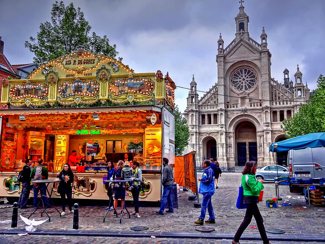 聖カトリーヌ広場にある、レトロな雰囲気のフリッツ（フライドポテト）の店。<br />奥には聖カトリーヌ教会が建つ。