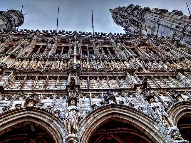 塔のてっぺんには剣を手にドラゴンを打倒する聖ミカエルの像が飾られている市庁舎。<br /><br />ワッフルを食べてグラン・プラスで缶ビールを飲んで、22時前にホテルに戻りました。<br /><br />明日はブルージュへ移動します。