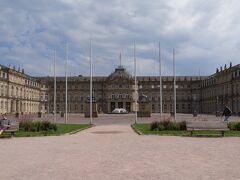 部屋で多少寛いだ後はシュトゥットガルトの街を散策しています。
この日は日曜で店が閉まっていてドイツで街歩きを楽しむには残念な日です。