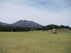 で、またまた寄り道。だってこの阿蘇山が見渡せる広大な緑の芝生、よらずにはいられません!