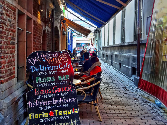 「ギャルリー・サン・チュベール」からブッシェ通りに出てくると、この辺りは飲食街となり、レストランやカフェ、パブなどが軒を連ねています。