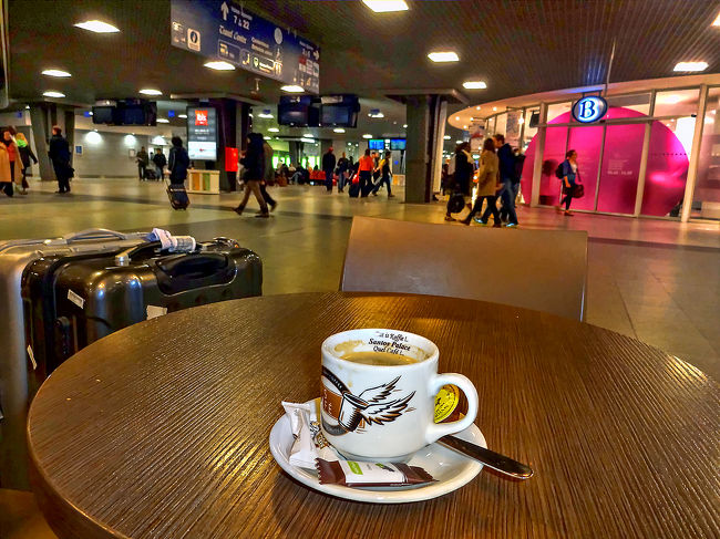 6月1日(土)。<br />ブリュッセル南駅構内のカフェでホットコーヒー(2.1ユーロ:\273)を飲みながら一休み。