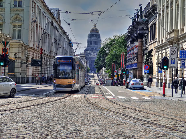 レジャンス通りを走る路面電車。<br />向こう正面に最高裁判所の建物が見えます。