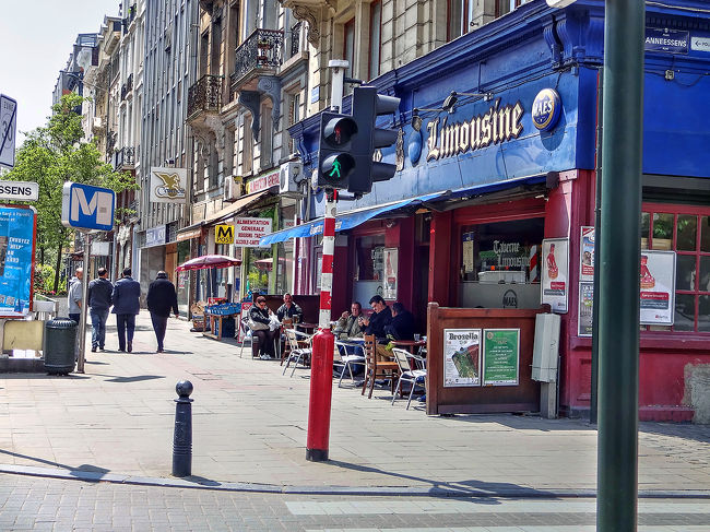 ホテル近くのAnneessens駅入口前の例のローカルなパブ。<br />常連客が午後のティータイム(ビールタイム)を楽しんでいました。